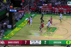 强硬终结！林葳快下接球，空中对抗上篮打破得分荒~