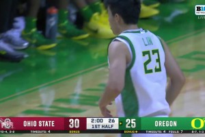 愈发自信林葳底角接球，顶着防守飙中三分球！